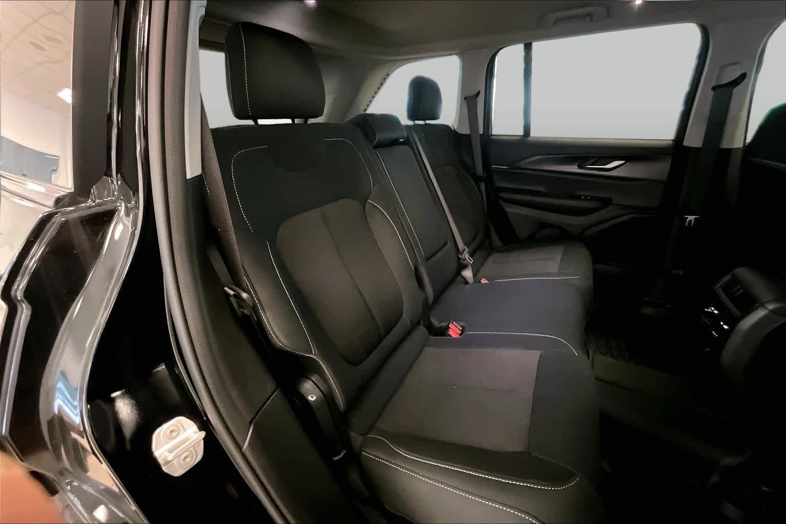 Used 2023 Diamond Black Crystal Pearlcoat Jeep Laredo image 19