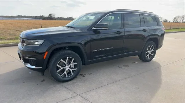 New 2025 Diamond Black Crystal Pearl-Coat Exterior Paint Jeep Limited image 17