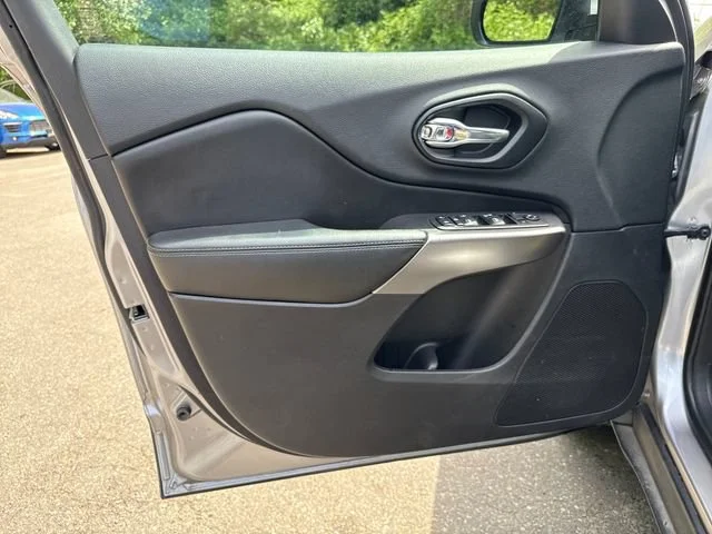 Used 2019 Billet Silver Metallic Clearcoat Jeep Latitude image 15