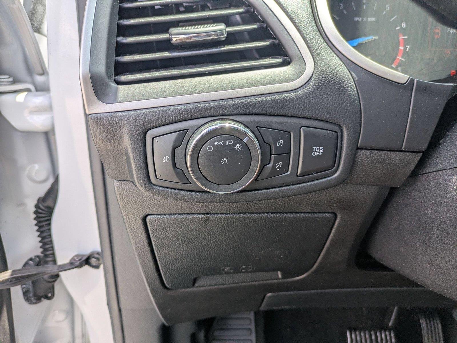 Used 2019  Ford SEL image 16