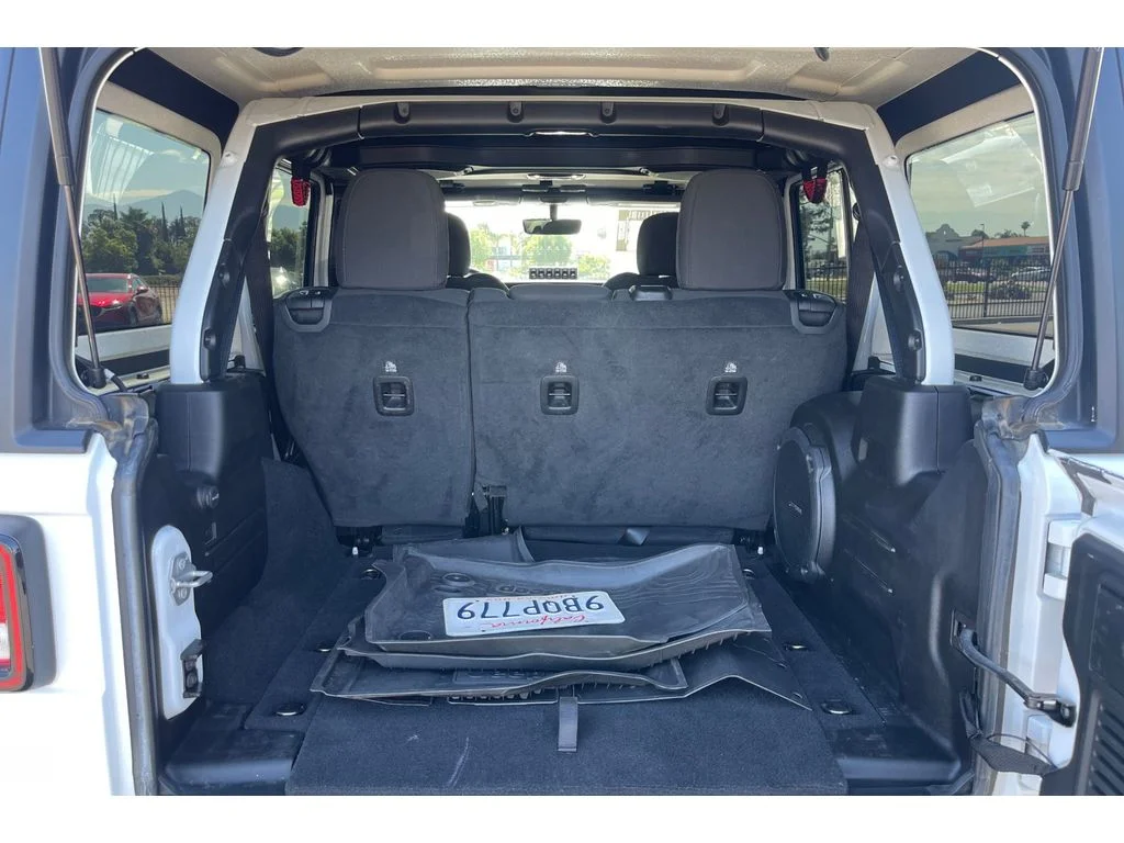 Used 2022 Bright White Clearcoat Jeep Unlimited Rubicon image 17