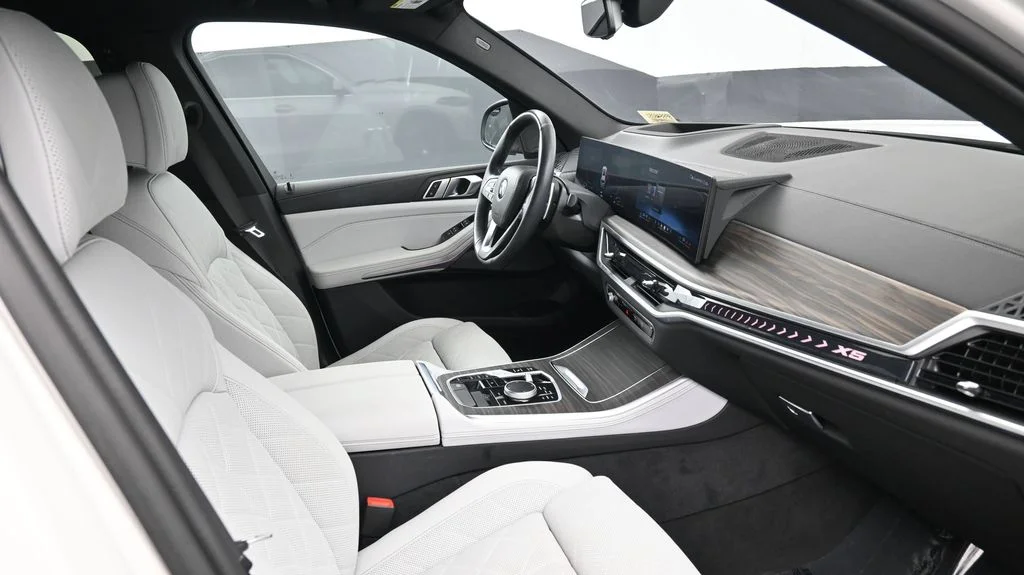 Used 2024 White BMW sDrive40i image 2