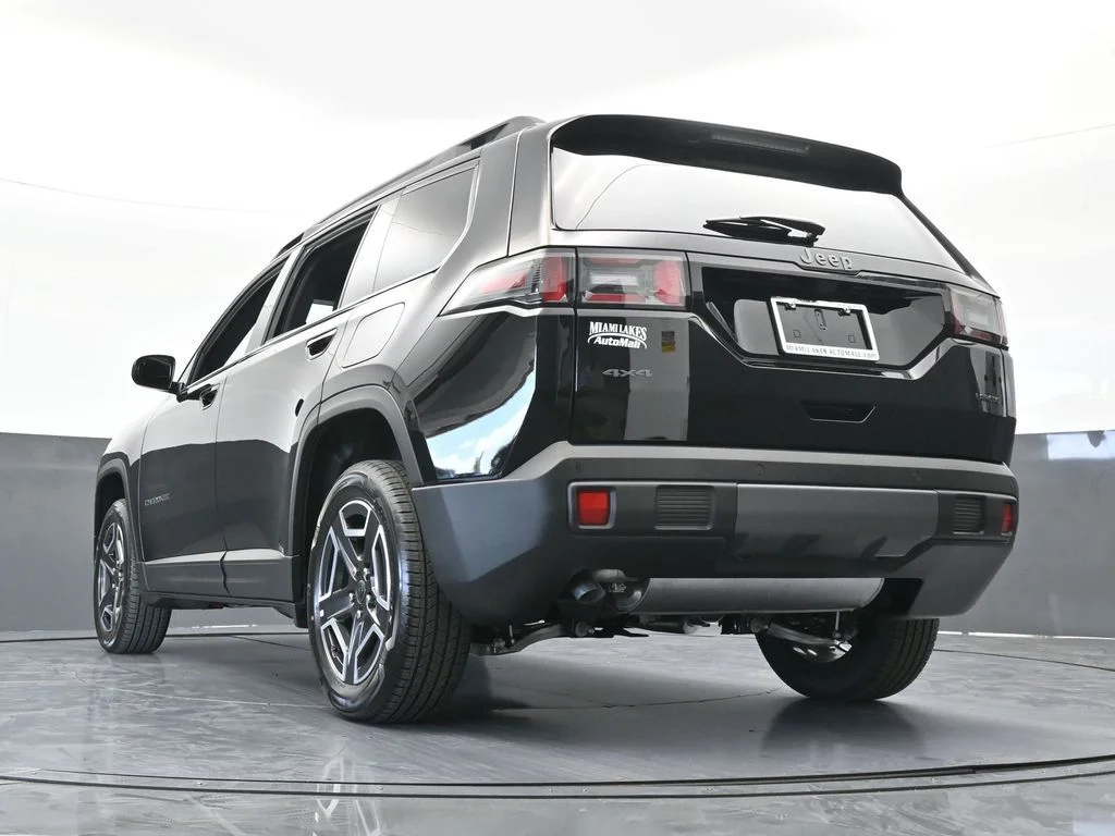 New 2026 Diamond Black Crystal Pearl-Coat Exterior Paint Jeep Laredo image 50