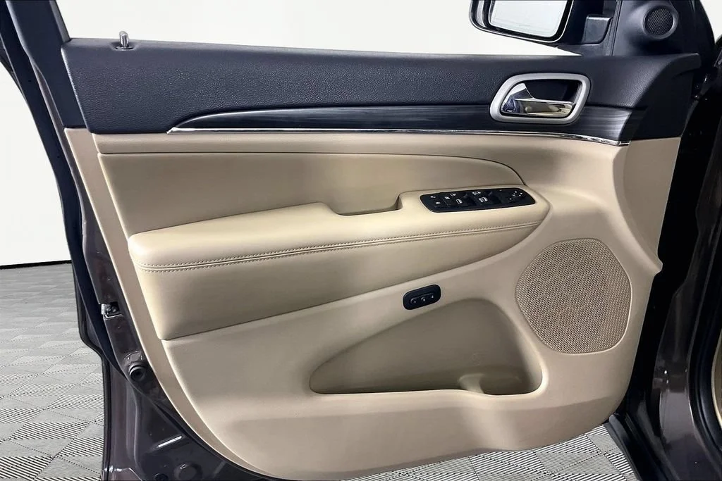 Certified Used 2019 Brown Jeep Limited 4x4 image 19