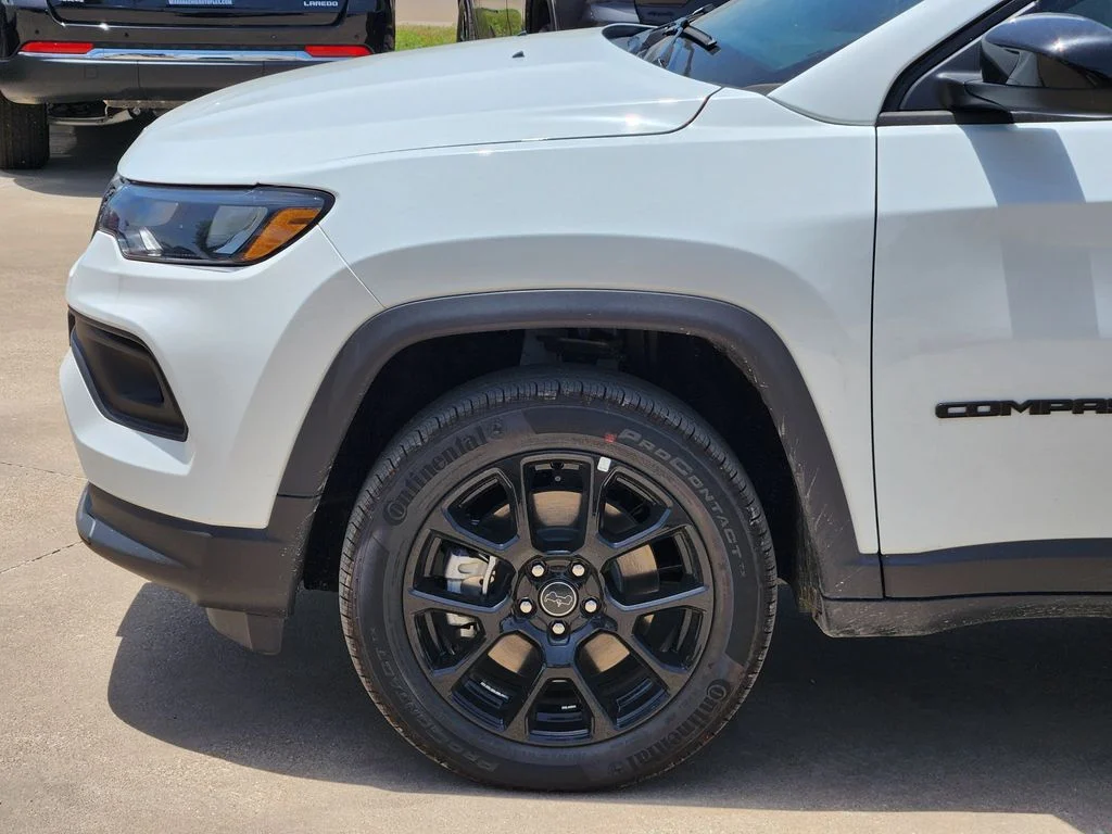 New 2026 Bright White Clear-Coat Exterior Paint Jeep Latitude image 6