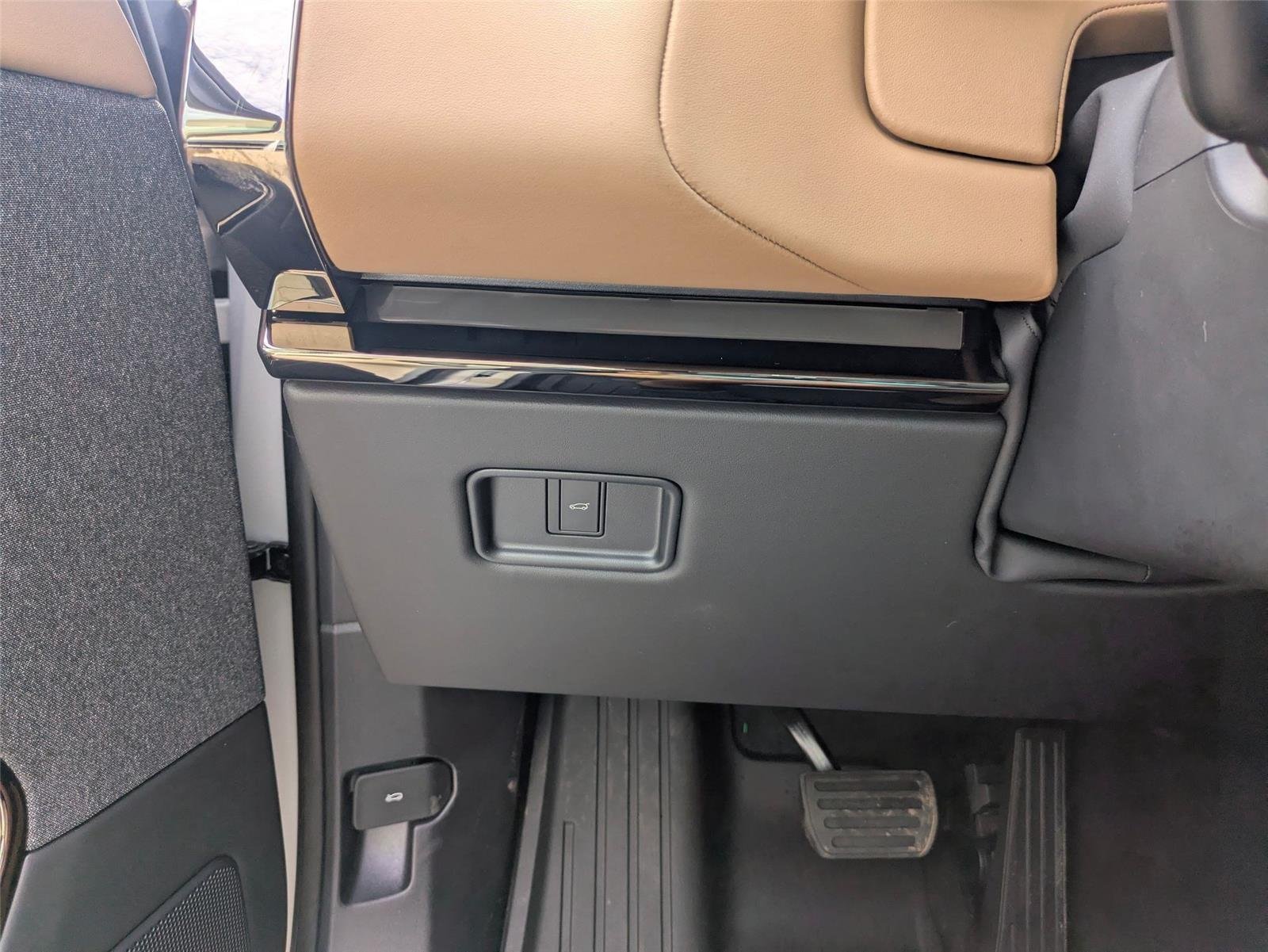 New 2026 Fuji White Land Rover SE image 16