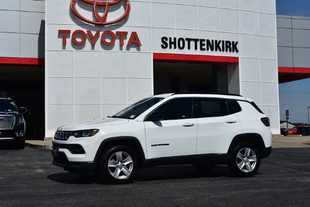Used 2022 White Jeep Latitude image 1