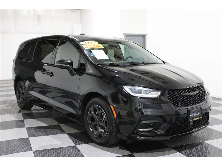 Used 2022 Brilliant Black Crystal Pearlcoat Chrysler Hybrid Touring L image 3