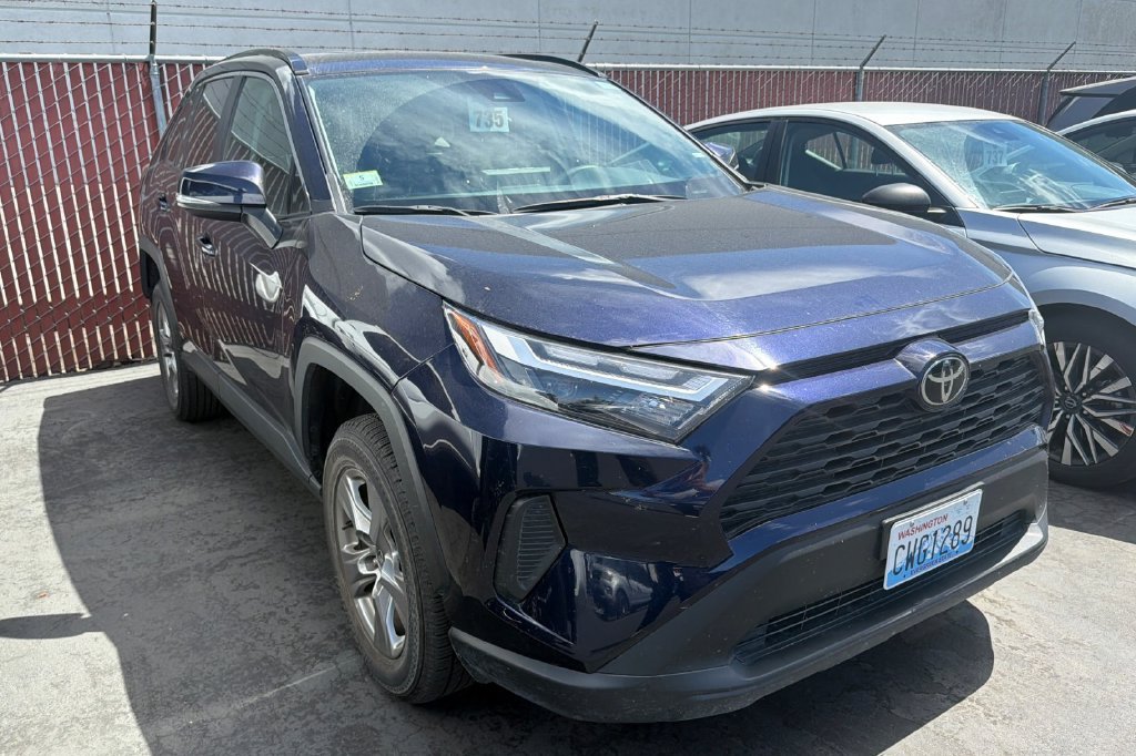 Used 2024  Toyota XLE image 2