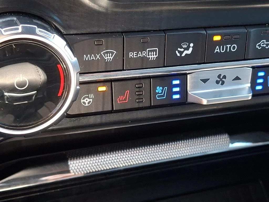 Used 2025 White Ford Lariat image 28