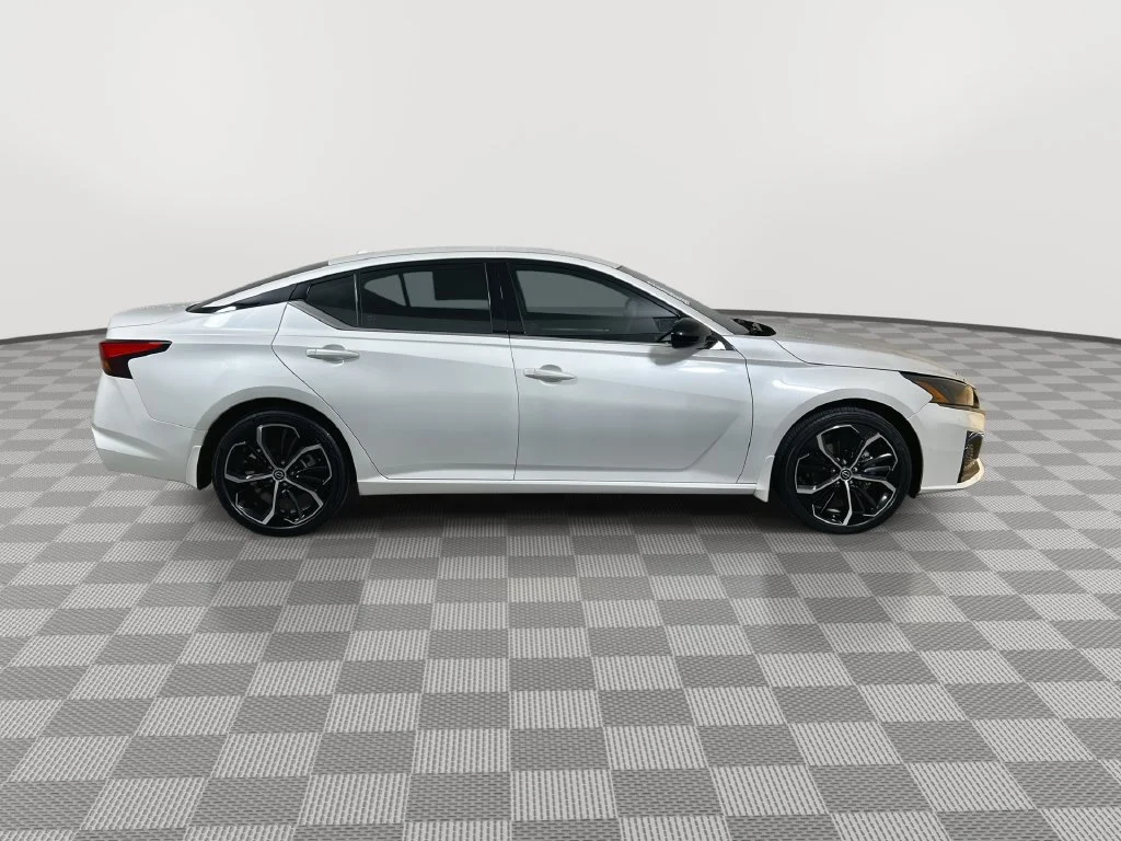 Certified Used 2025 White Nissan 2.5 SR image 9