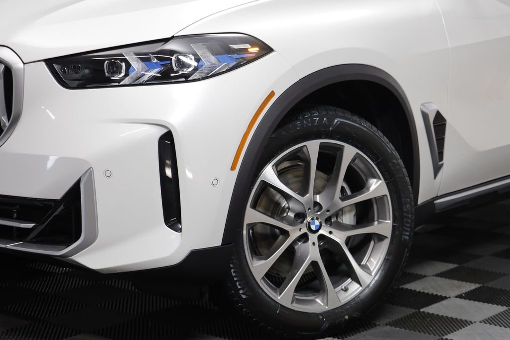 New 2026 Mineral White Metallic BMW xDrive40i image 4