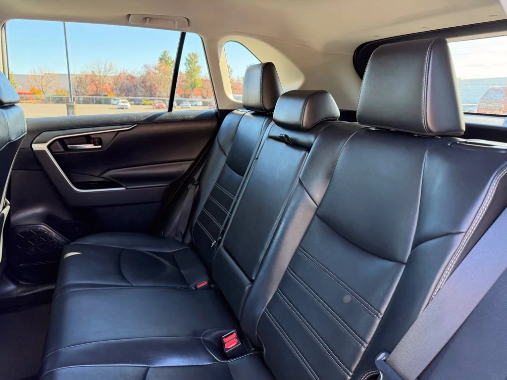 Used 2019 Lunar Toyota XLE Premium image 30