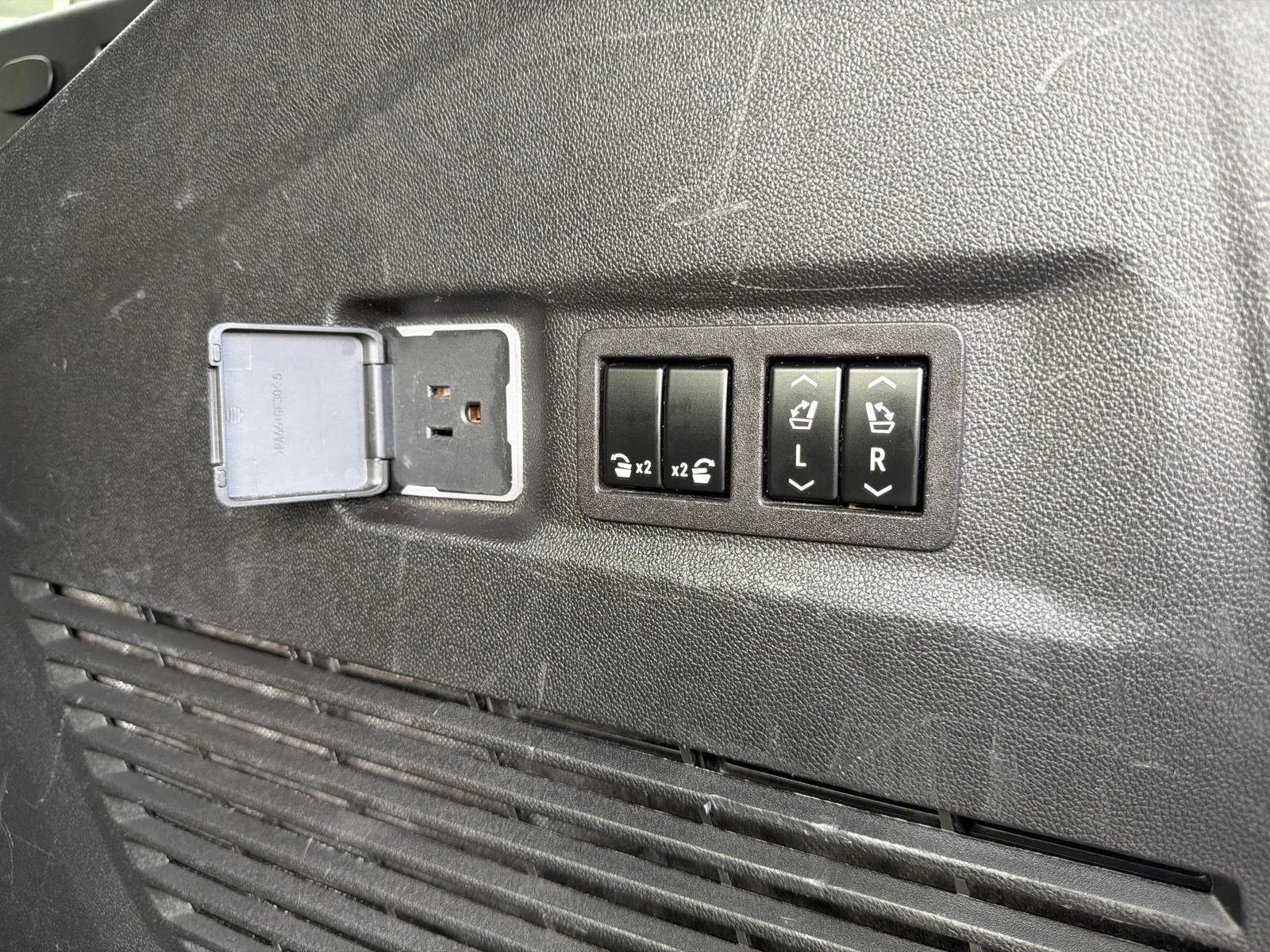 Used 2023 Summit White GMC SLT image 47