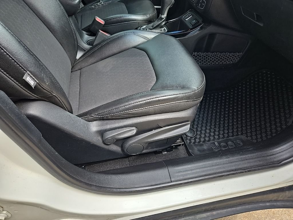 Used 2018 White Jeep Latitude image 66