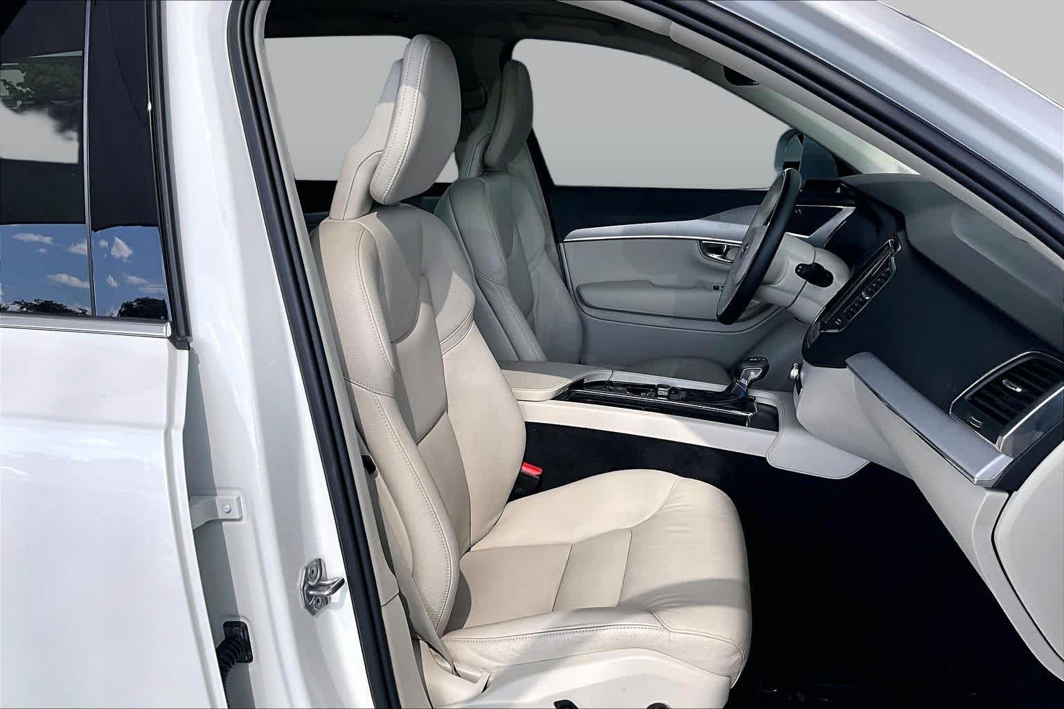 Used 2021 Crystal White Metallic Volvo Momentum image 9