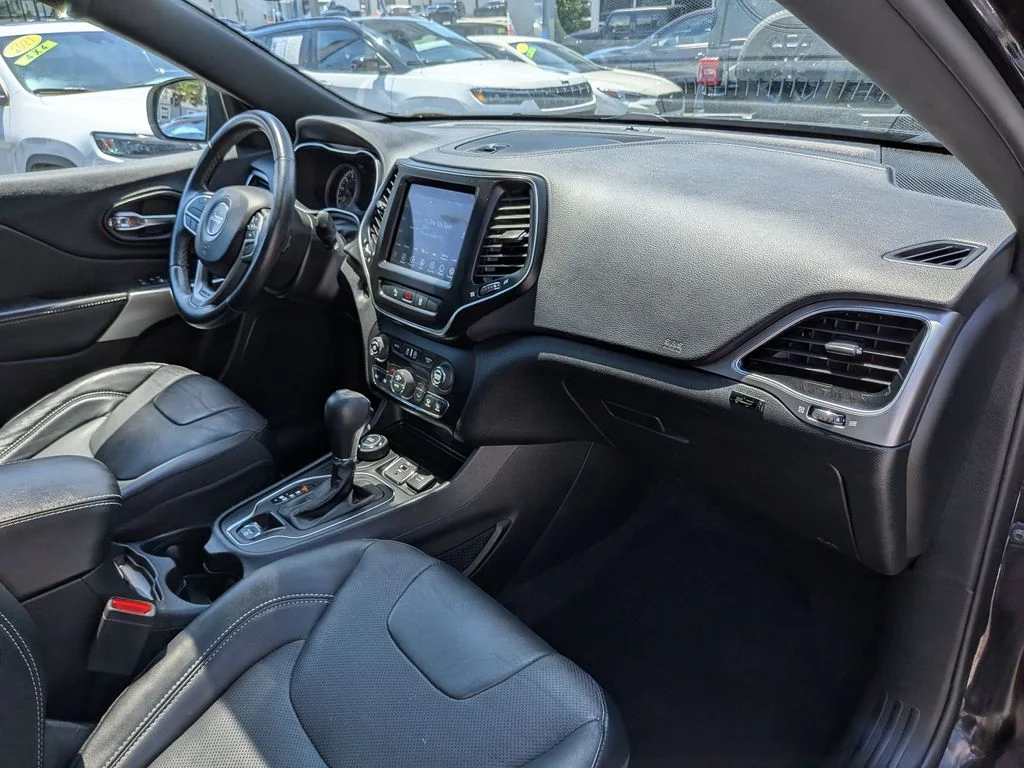 Used 2021 Black Jeep Latitude Lux image 26