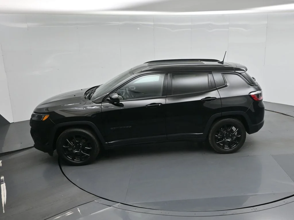 Used 2022 Black Jeep Altitude image 39