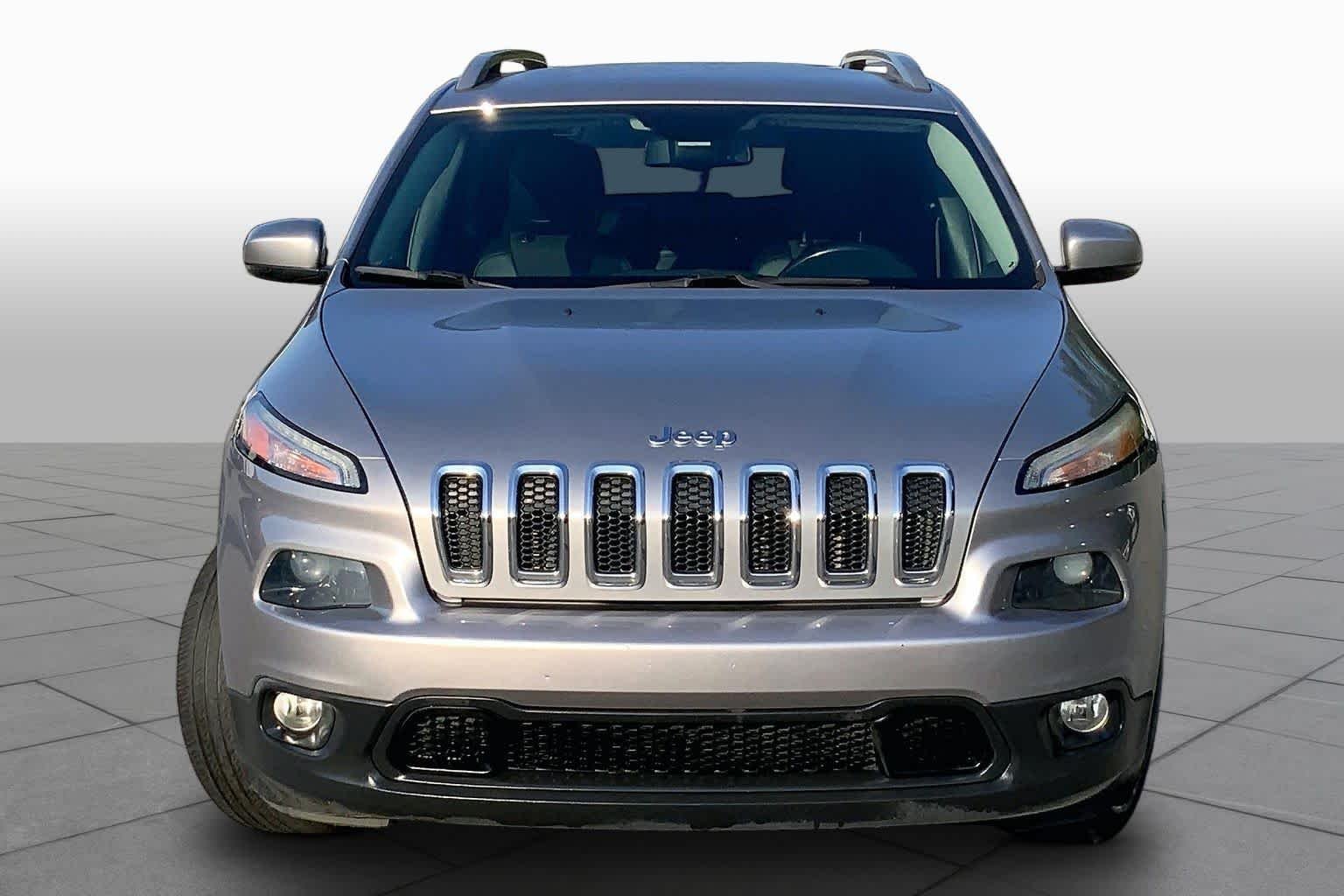Used 2018 Billet Silver Metallic Clearcoat Jeep Latitude Plus image 4