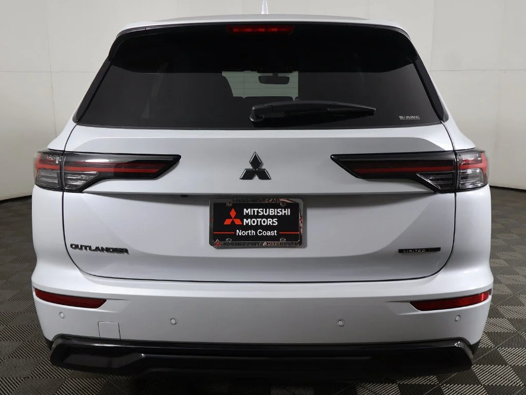 New 2027 White Mitsubishi LE image 12