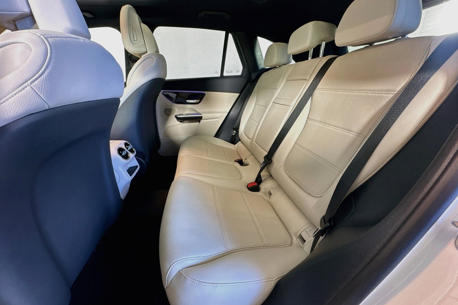 New 2027 Polar White Mercedes-Benz GLC 350e image 22