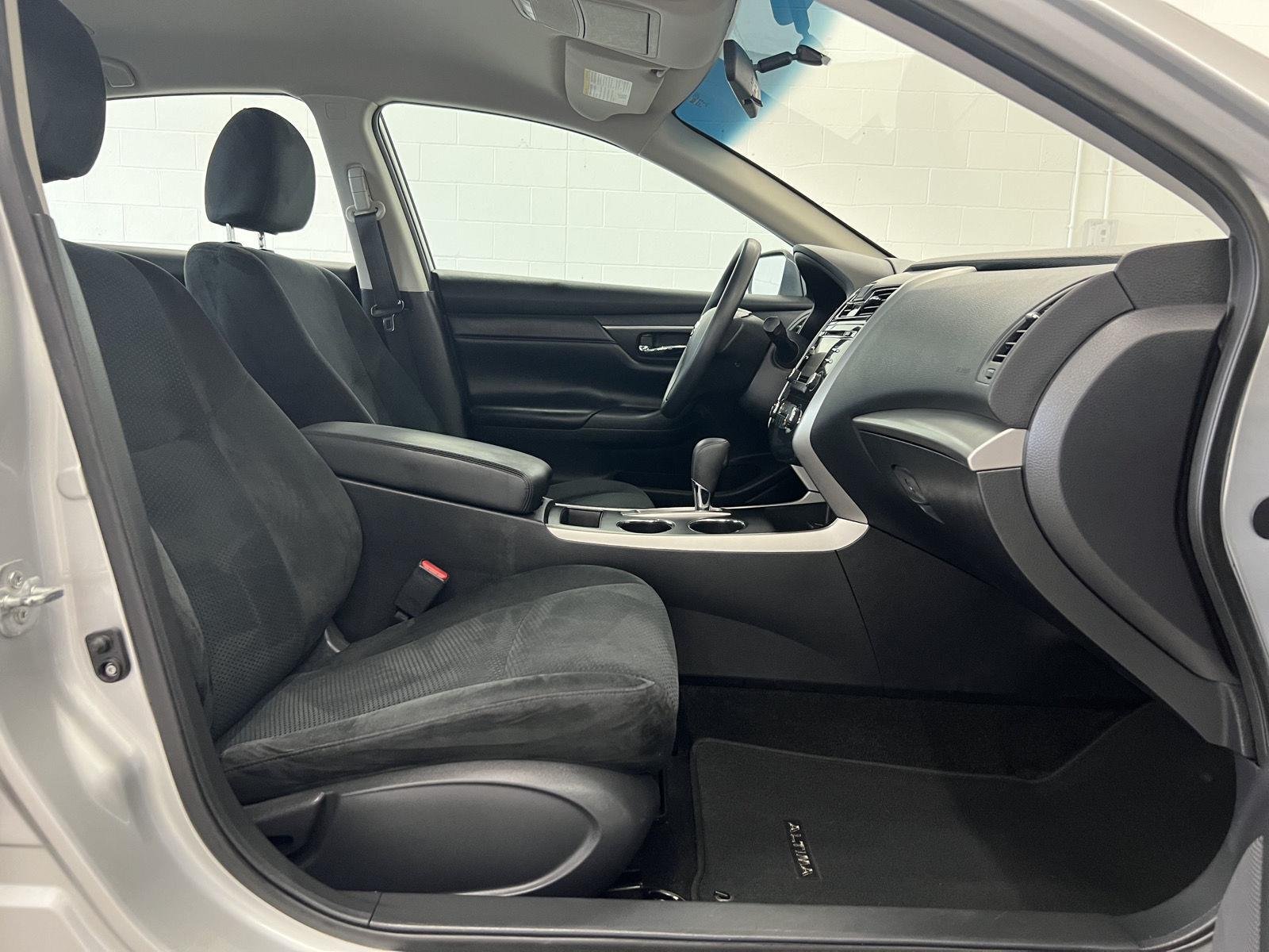 Used 2015 Brilliant Silver Nissan 2.5 S image 27