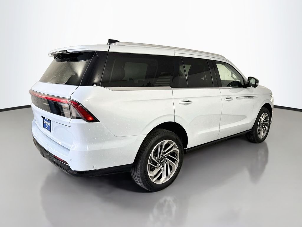 Used 2025 Crystal White Metallic Clearcoat Lincoln Reserve image 13