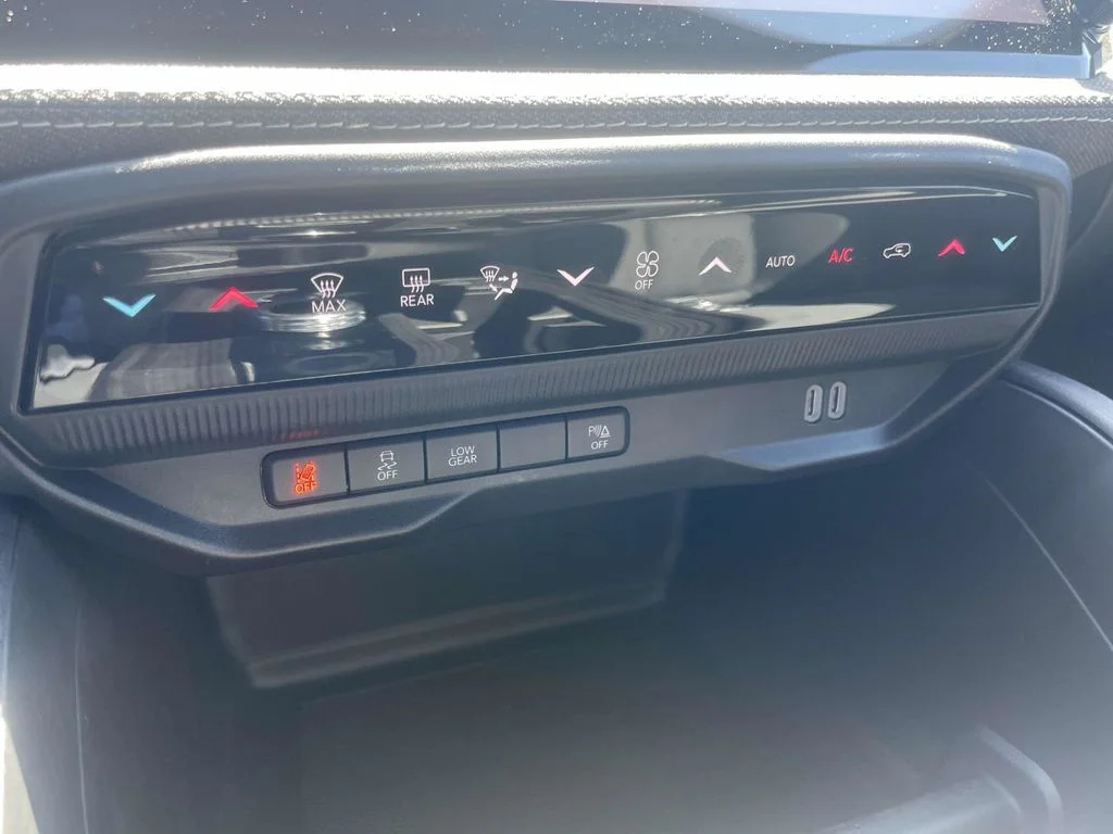 New 2026 Hydro Blue Pearlcoat Jeep Laredo image 37
