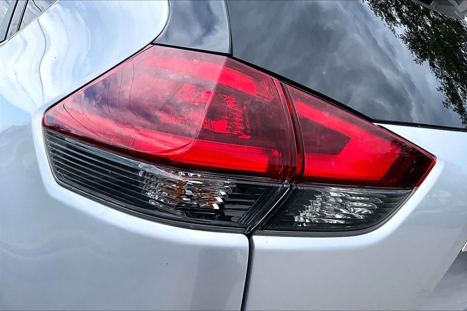Used 2020 Brilliant Silver Metallic Nissan SV image 29