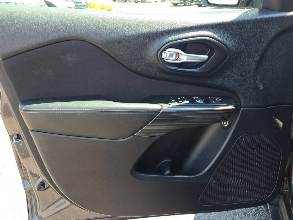 Used 2016 Gray Jeep Latitude image 18