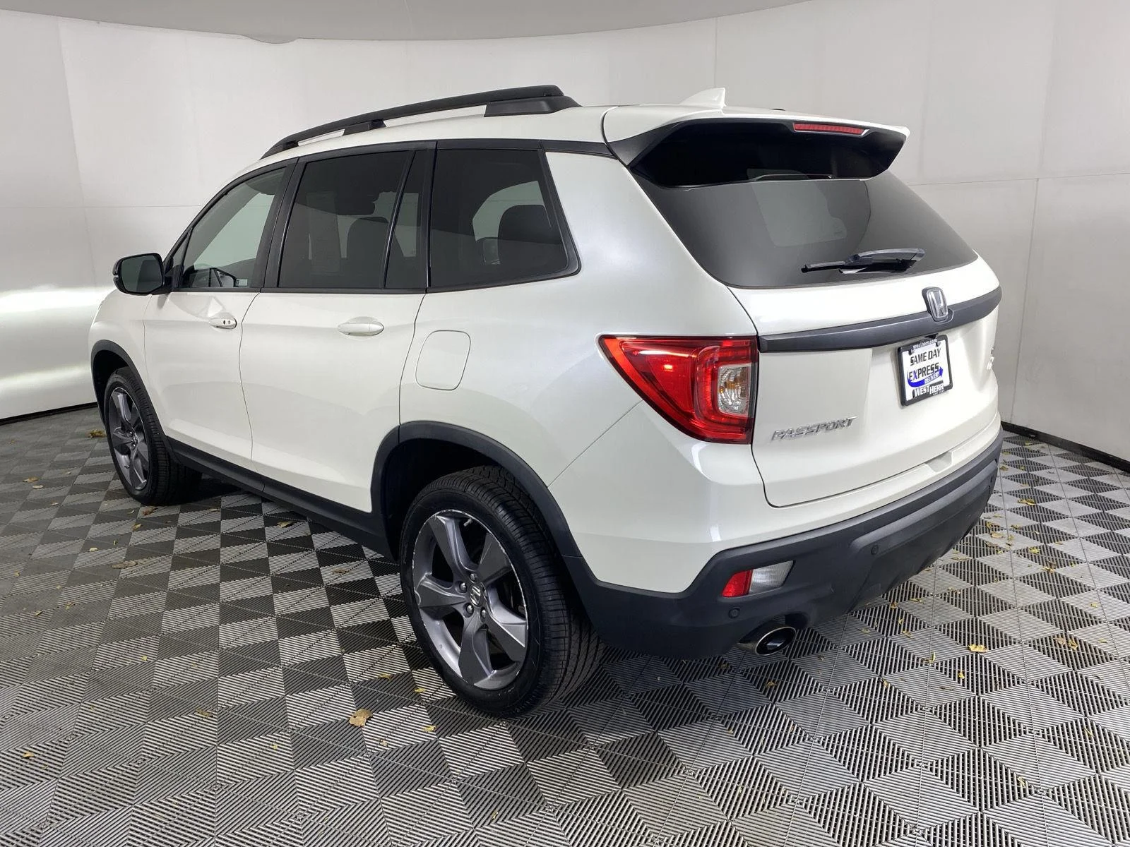 Used 2019 White Diamond Pearl Honda Touring image 5
