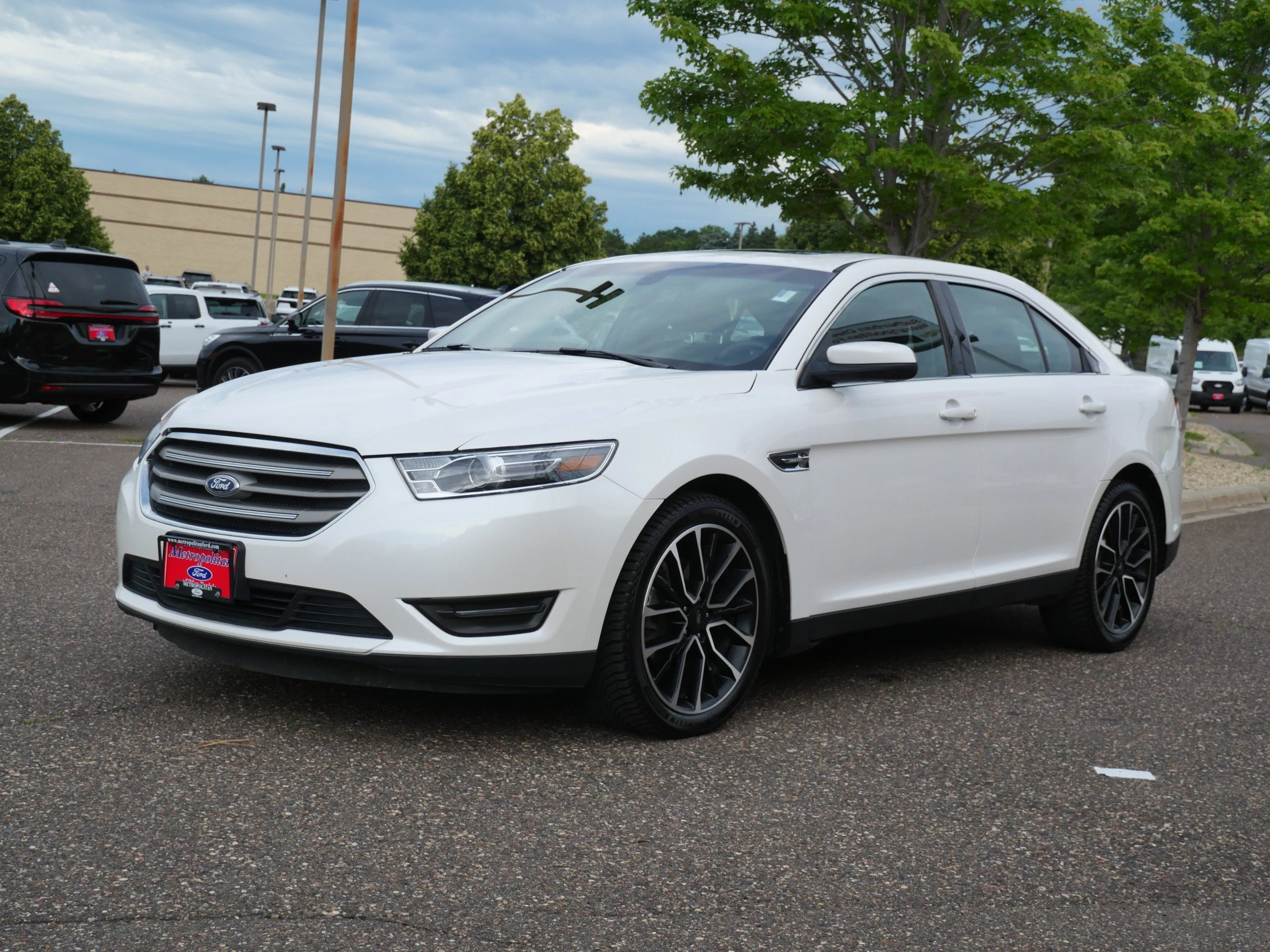 Used 2018 White Platinum Metallic Tri-Coat Ford SEL image 3