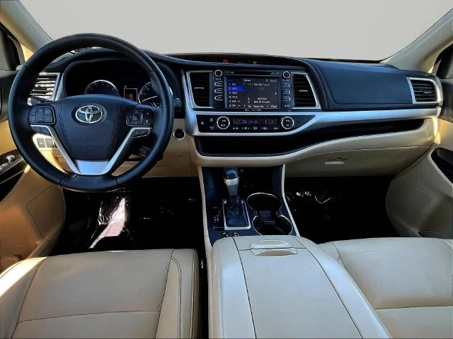 Used 2018 Green Toyota XLE image 7