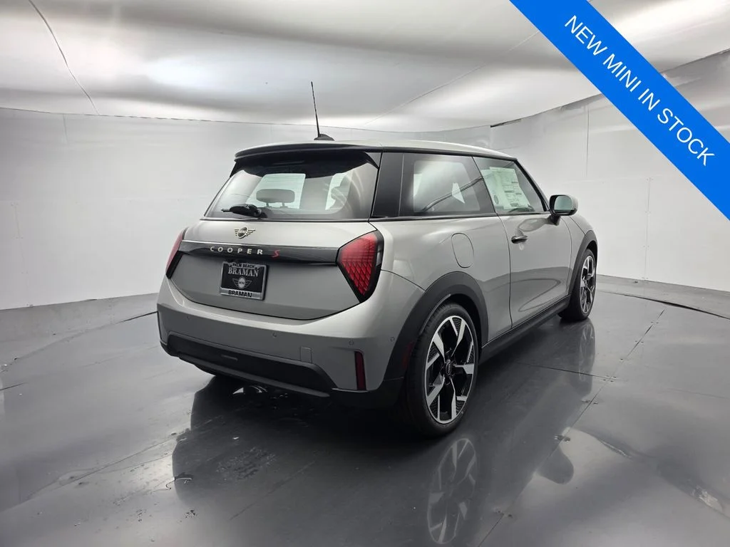 New 2026 Silver MINI Signature Plus image 4