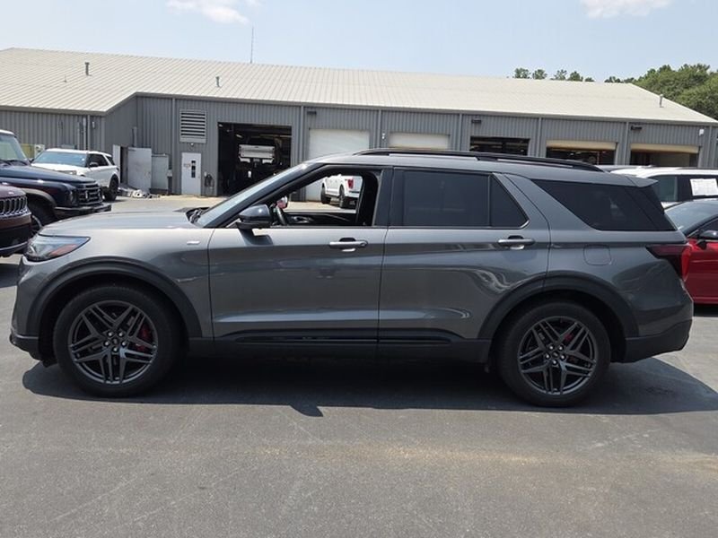 Used 2025 Carbonized Gray Metallic Ford ST-Line image 5
