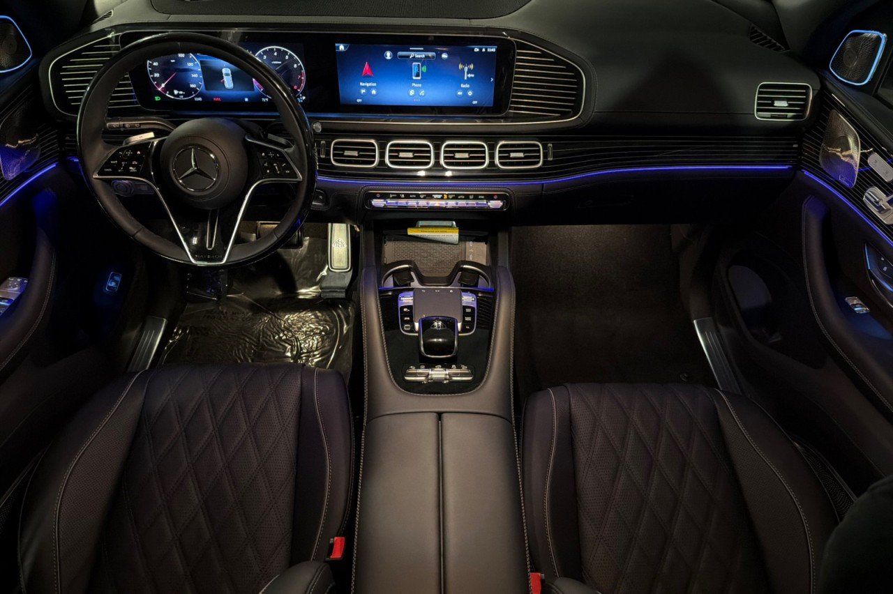 New 2026 MANUFAKTUR Moonlight White Metallic Mercedes-Benz Maybach GLS 600 4MATIC® SUV image 12