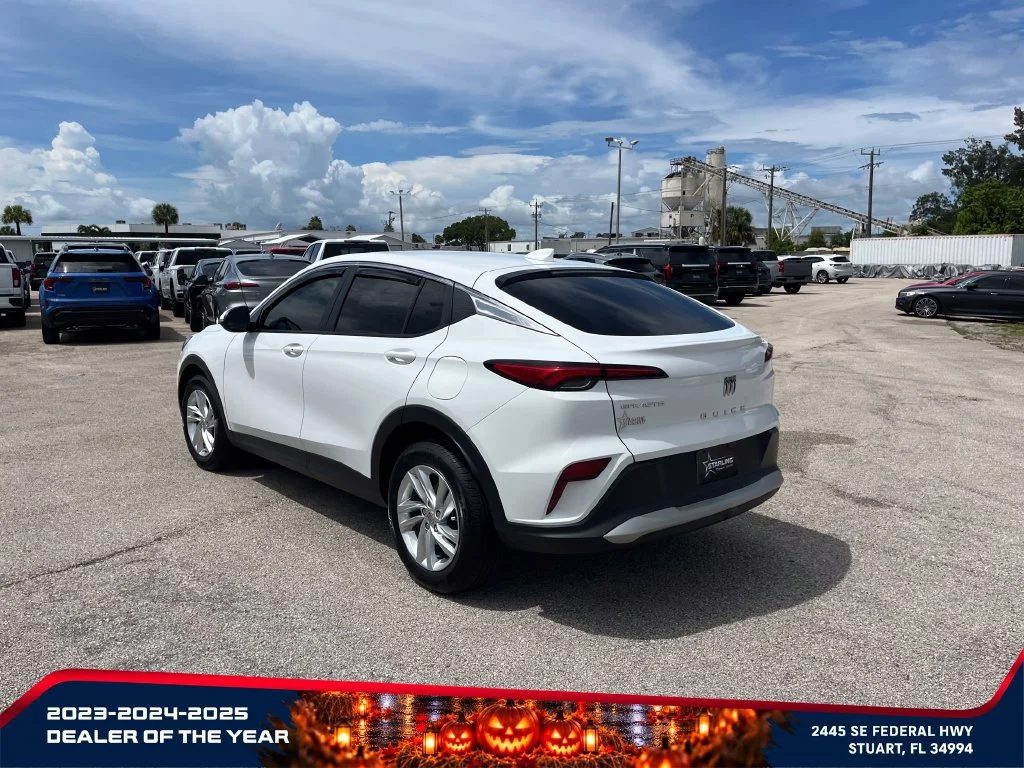 Used 2025 Summit White Buick Preferred image 5