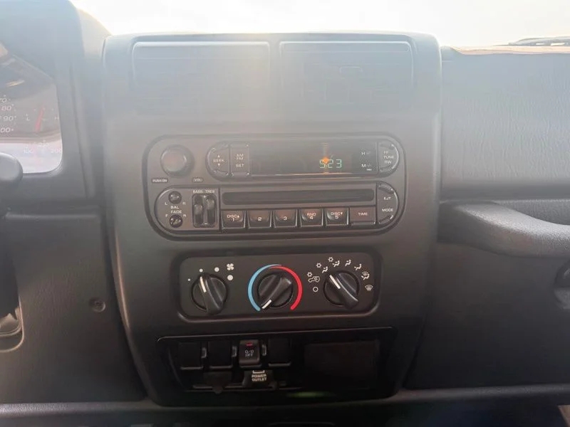 Used 2004 White Jeep Unlimited image 5