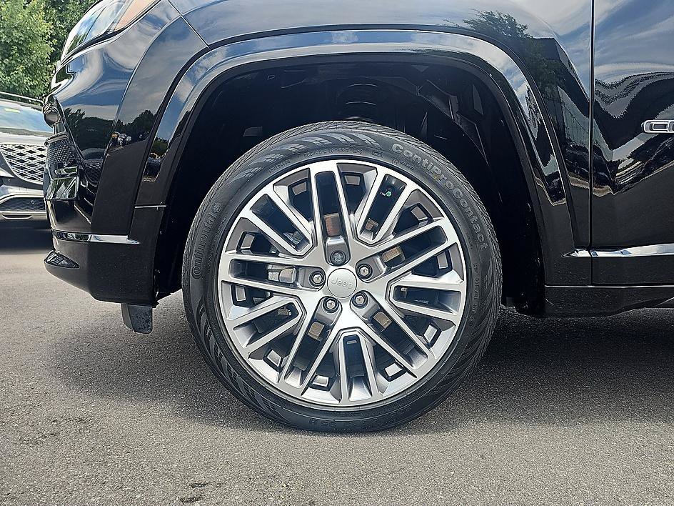 Used 2022 Diamond Black Crystal Pearlcoat Jeep Limited image 10