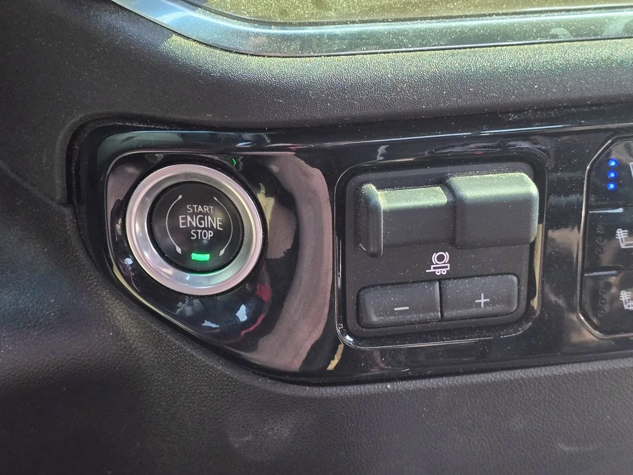Used 2022 Iridescent Pearl Tricoat Chevrolet High Country image 18