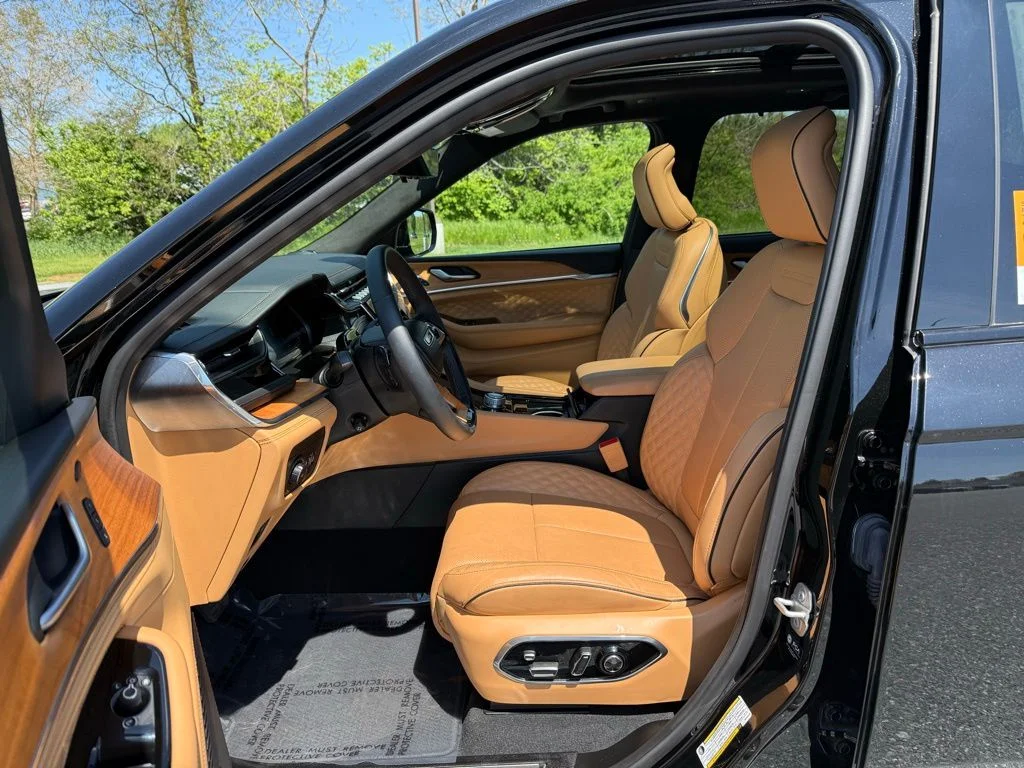 Used 2024 Black Jeep Summit Reserve image 12