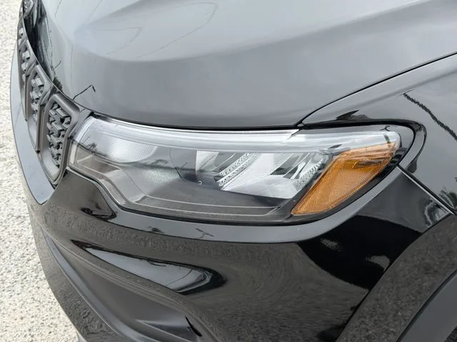 New 2026 Diamond Black Crystal Pearl-Coat Exterior Paint Jeep Latitude image 8