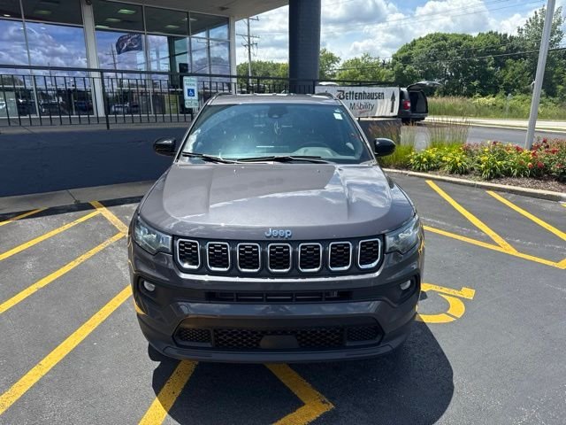 Certified Used 2024 Gray Jeep Latitude Lux image 7
