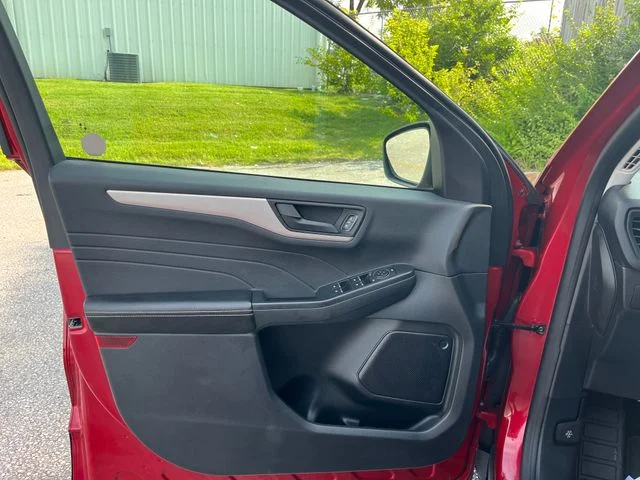 Used 2022 Red Ford SE image 10