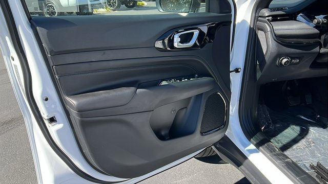 New 2026 Bright White Clearcoat Jeep Latitude Altitude image 13