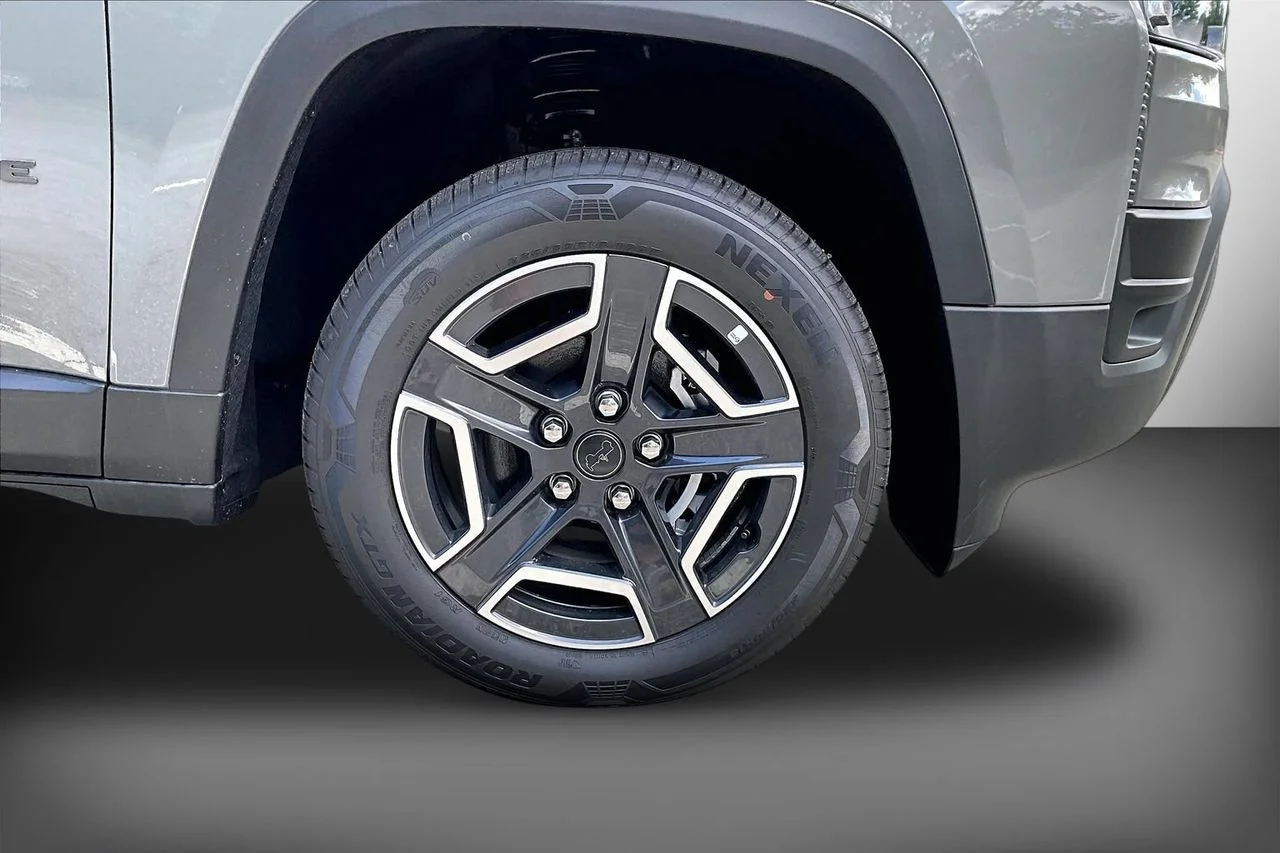 New 2026 Sting-Gray Clearcoat Jeep Laredo image 30