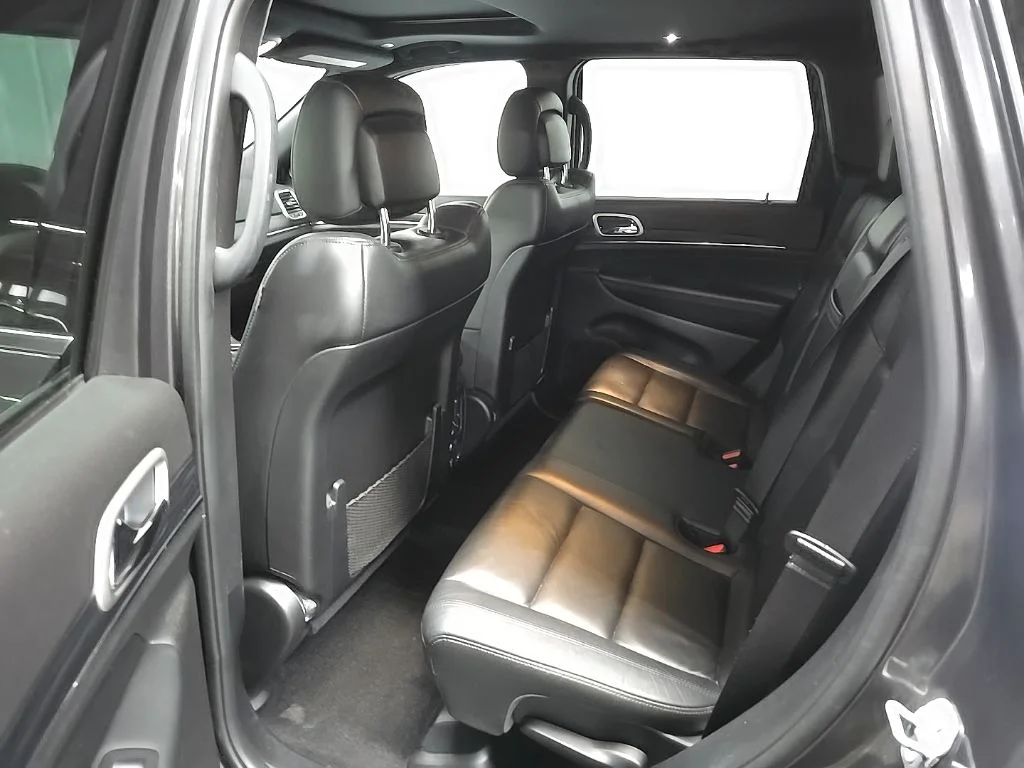 Used 2020 Gray Jeep Limited image 32