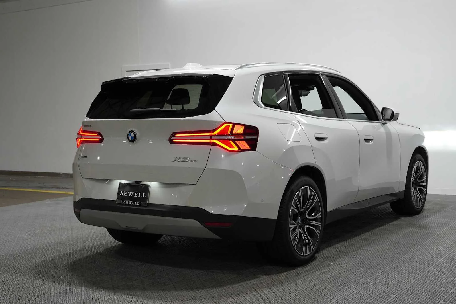 Certified Used 2026 Mineral White Metallic BMW 30 xDrive image 4
