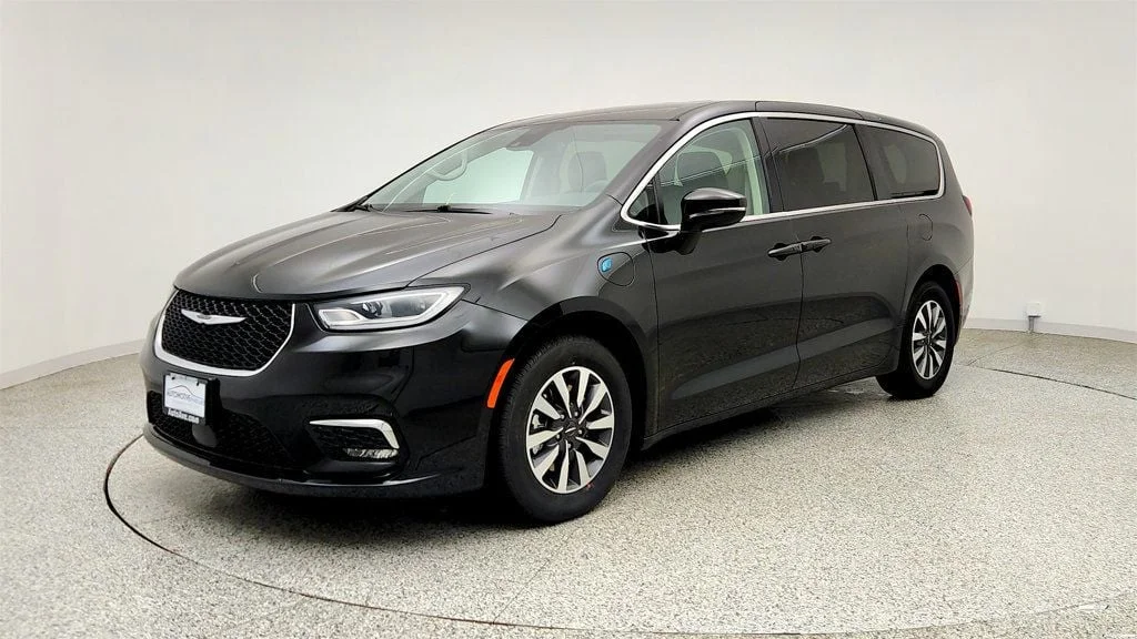 2022 Chrysler Pacifica Hybrid Touring L Hybrid's photo