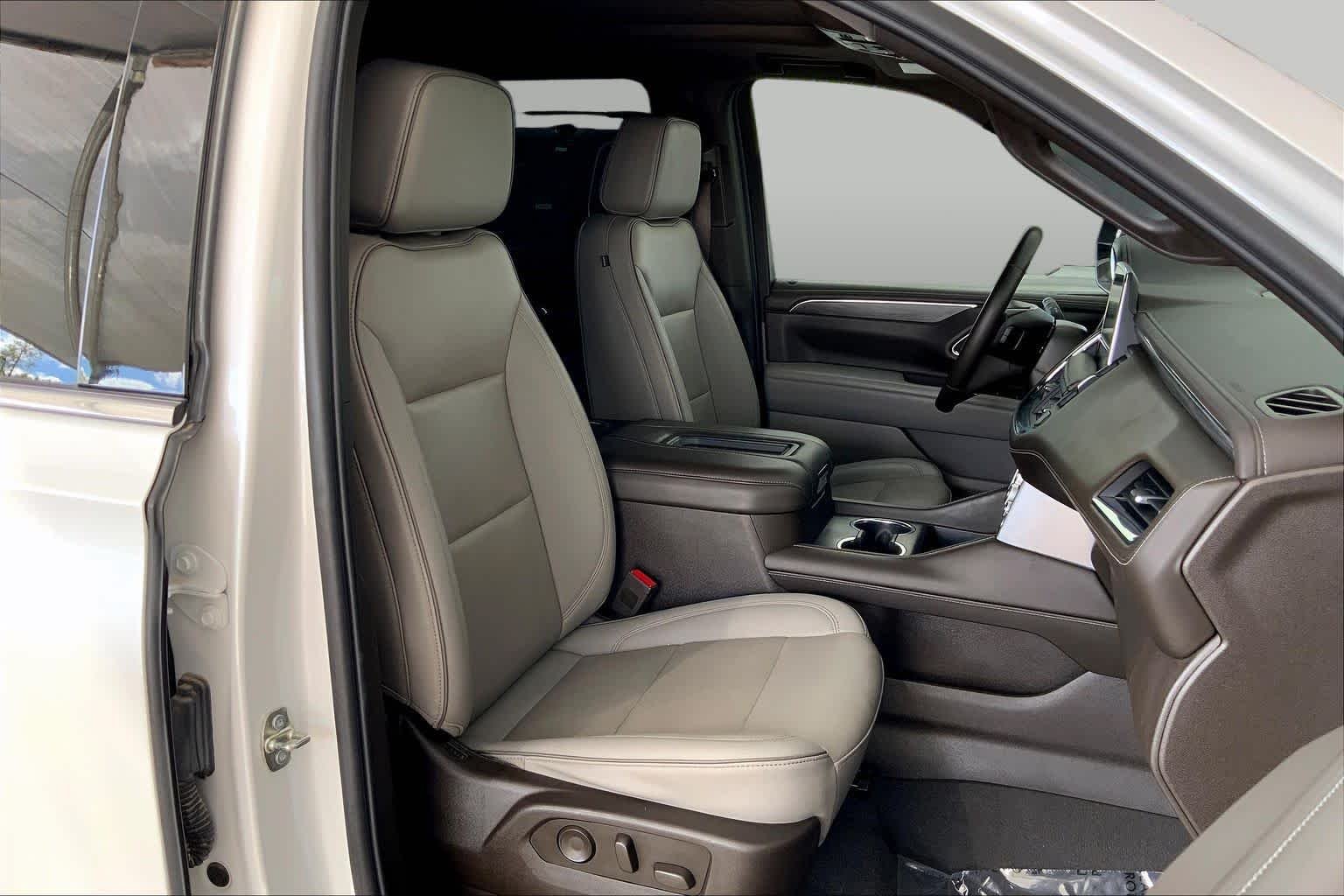 Used 2023 WHITE FROST TRICOAT GMC SLT image 9